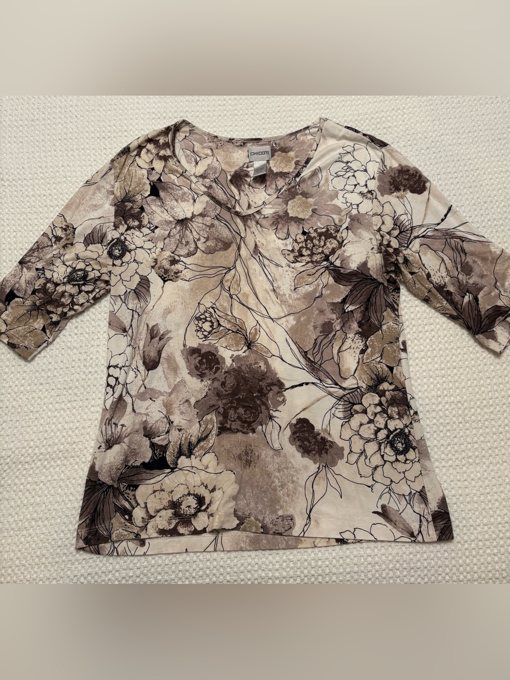 Chico's Floral Short-Sleeve V-Neck Top in Taupe and Brown Size Medium (Chicos 2)